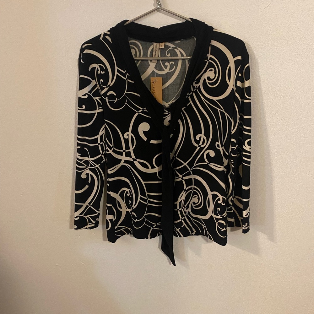 Blouse. Black and white printed.